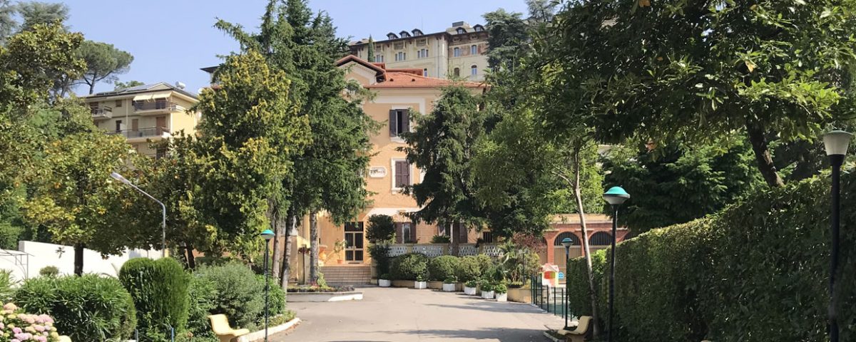 viale di ingresso villa santa chiara